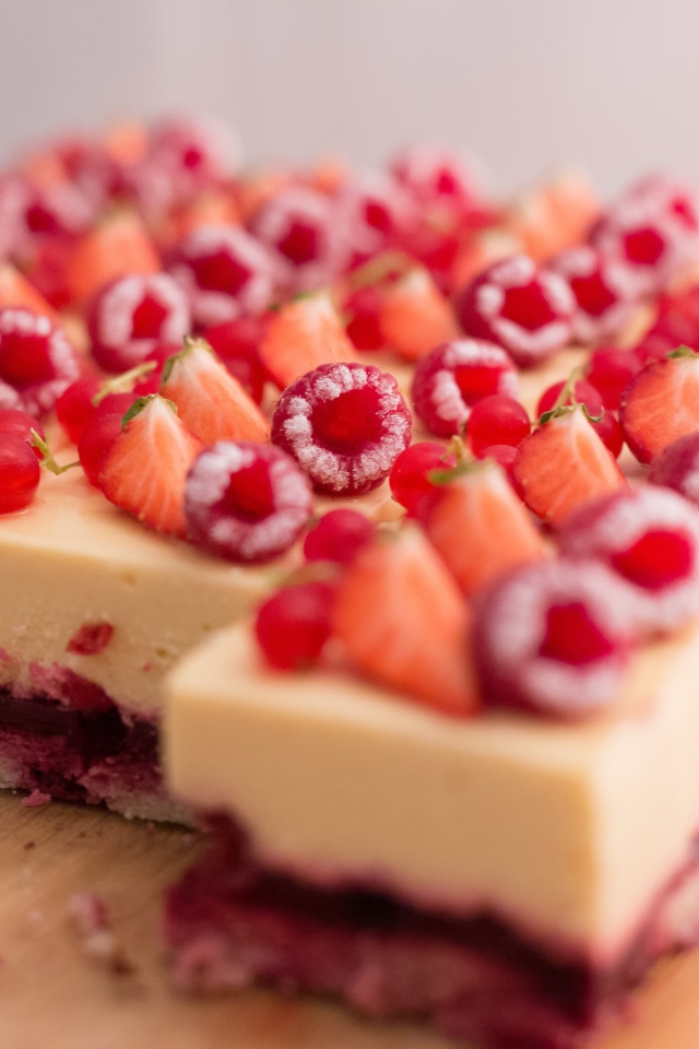 Пирожное чизкейк с ягодами малины и клубники