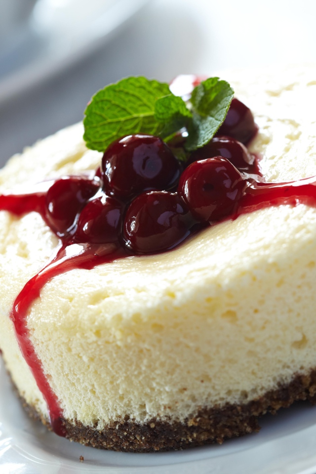 Чизкейк с вишневым вареньем и листьями мяты