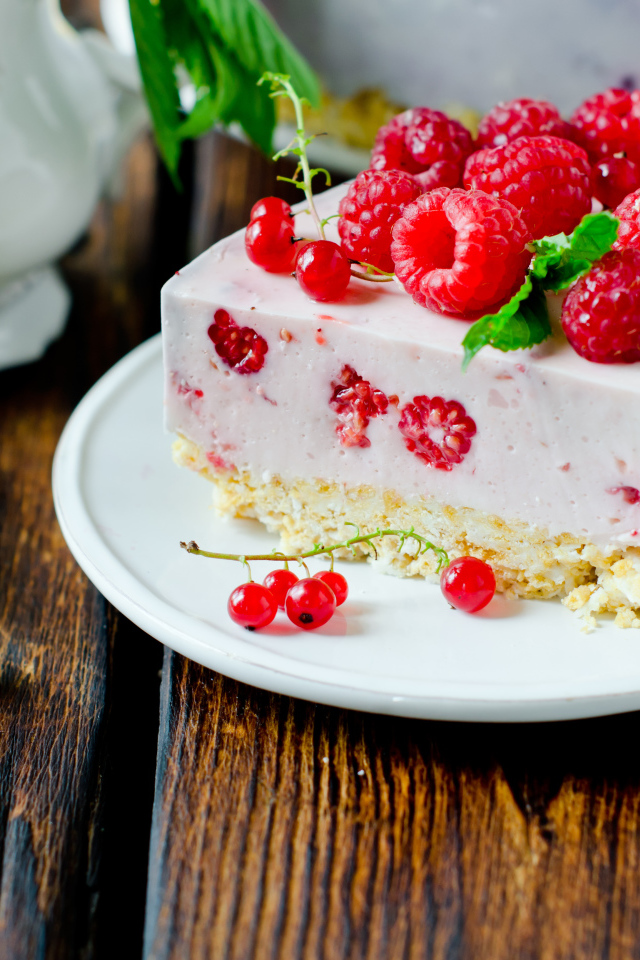 Чизкейк с красной смородиной и малиной