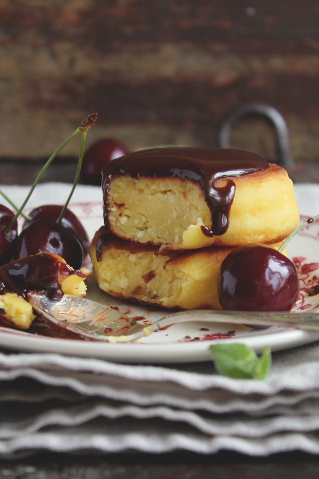 Сырники с шоколадом и вишнями