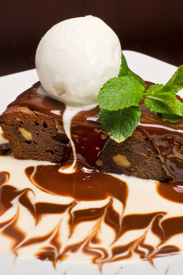 Шоколадное пирожное с шариком сливочного мороженого 