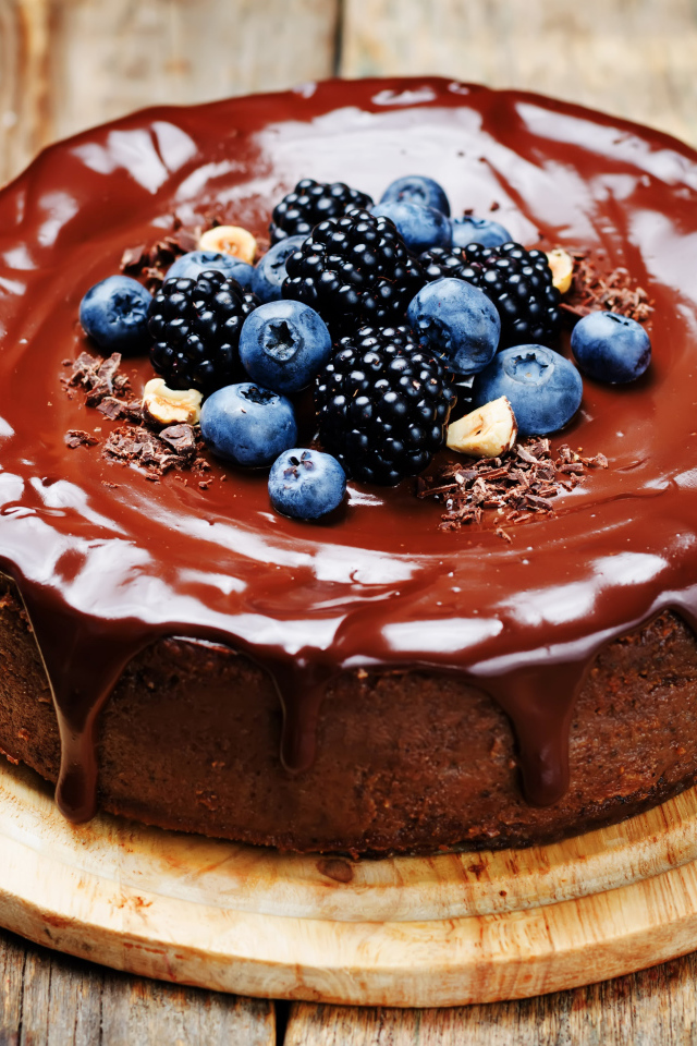 Шоколадный пирог с ежевикой и черникой 