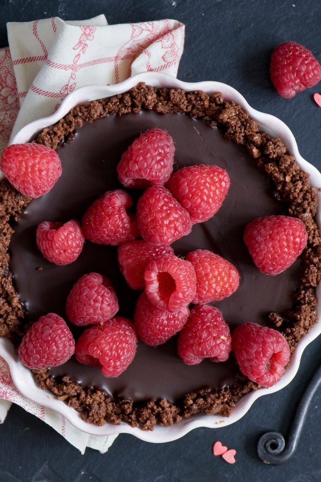 Шоколадный торт со свежей малиной 