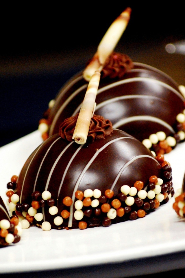 Шоколадные пирожные в глазури на десерт