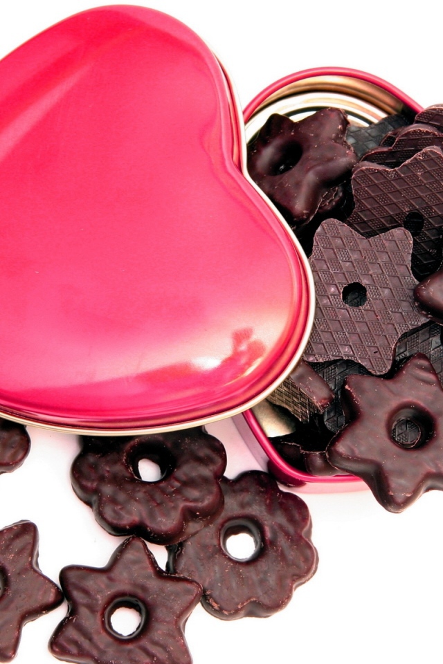 Шоколадное печенье в розовой коробке в форме сердца
