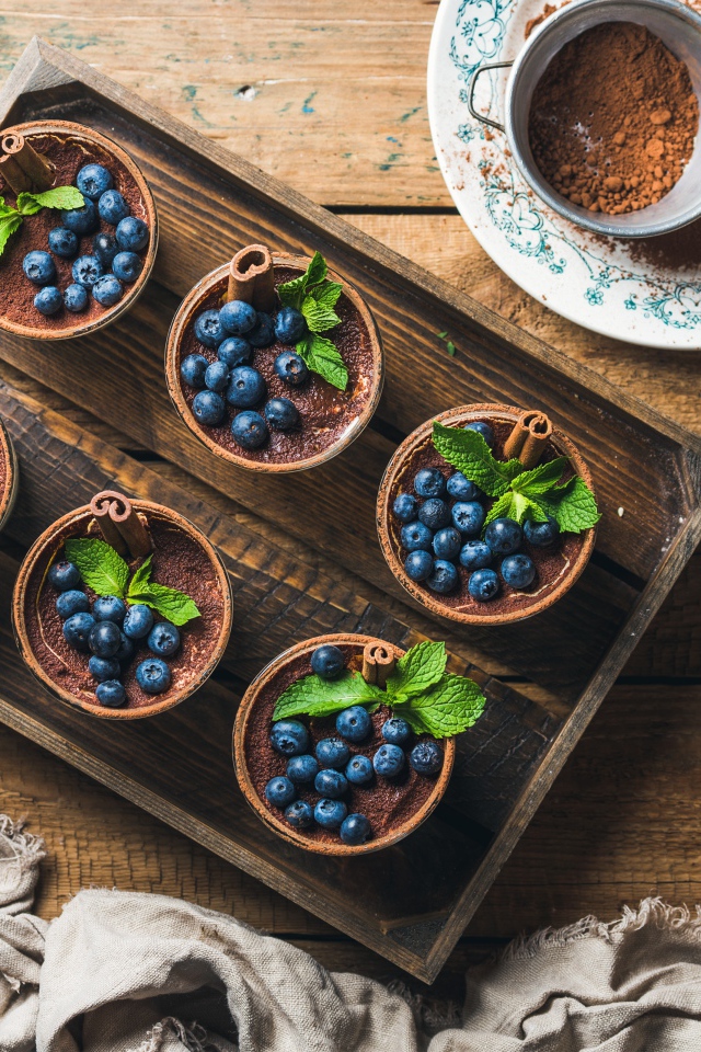 Шоколадный десерт с корицей и ягодами черники