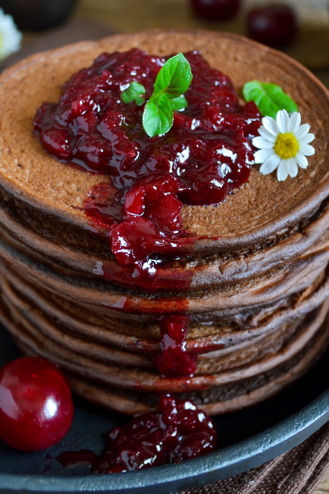 Шоколадные панкейки с вишней 