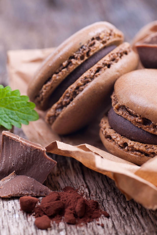 Шоколадные сладкие макаруны с мятой
