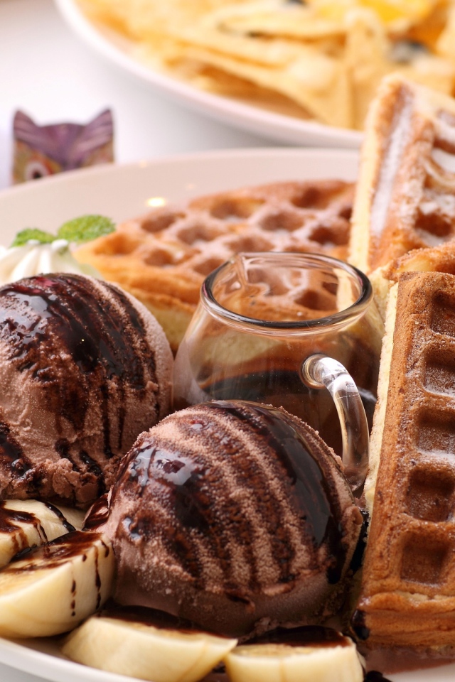 Кофейное мороженое с вафлями и бананами на тарелке