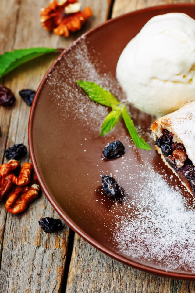 Вкусное печенье с изюмом и мороженое 