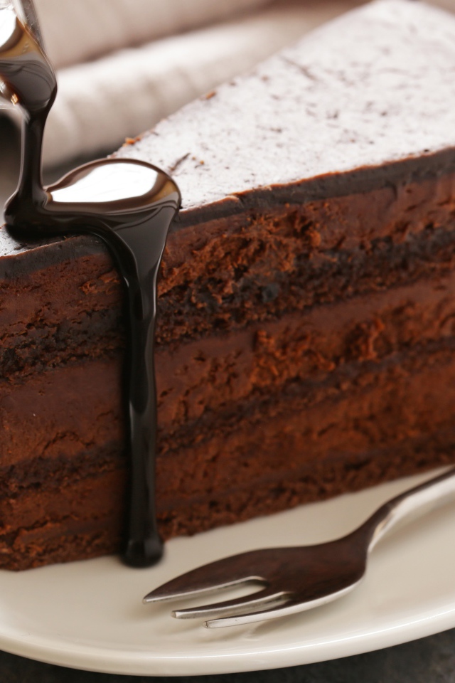 Вкусный торт на белой тарелке с шоколадом