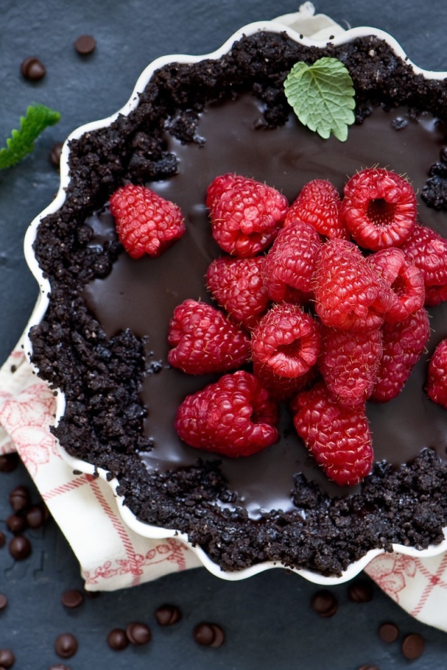 Вкусный торт со свежей малиной 