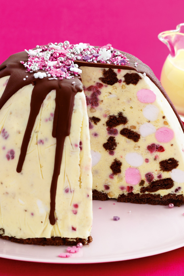 Вкусный десерт с шоколадом на розовом фоне