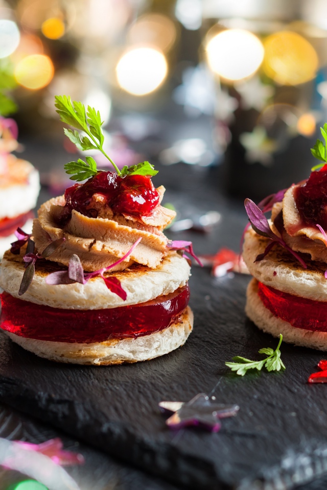 Вкусный десерт с мармеладом и кремом