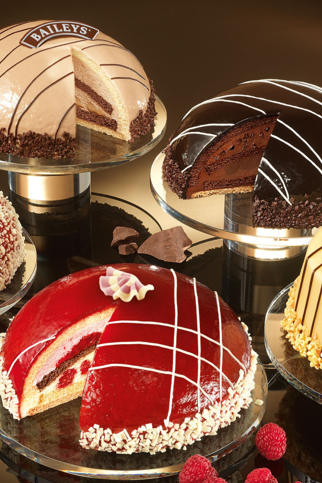 Вкусные разные торты на столе