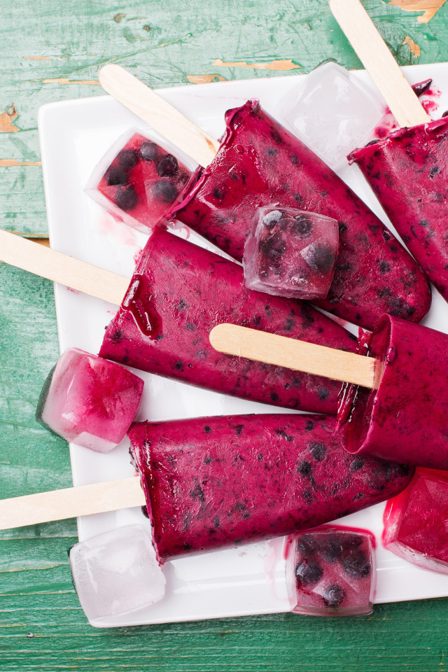 Вкусное фруктовое виноградное мороженое со льдом