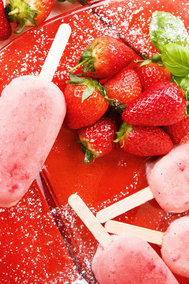 Вкусное клубничное мороженое со свежей клубникой 