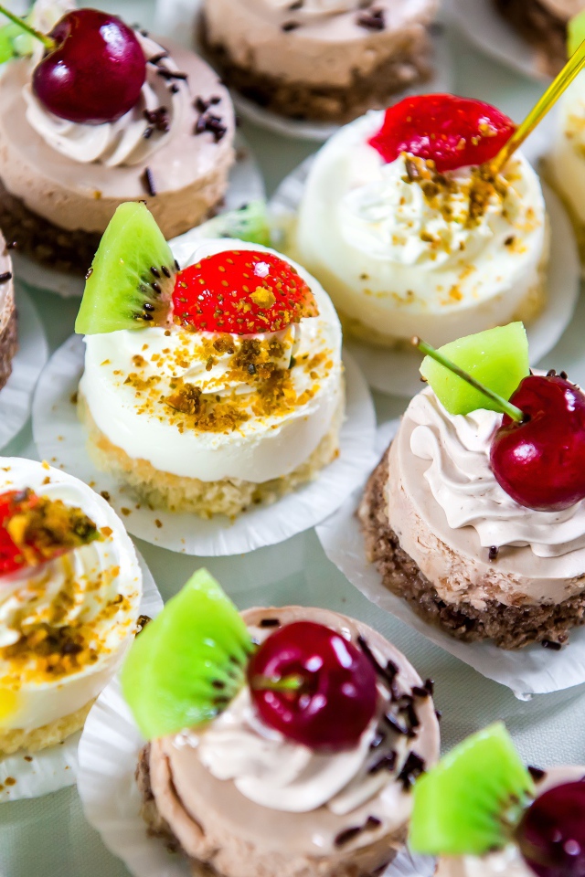 Вкусные сладкие пирожные с ягодами на десерт