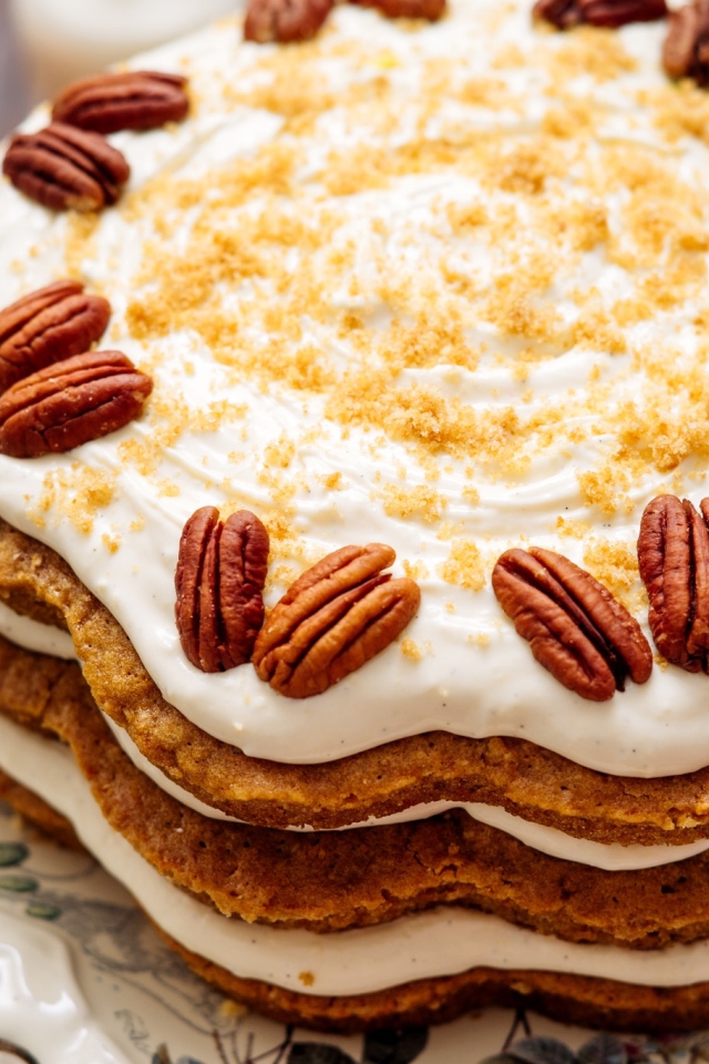 Праздничный торт со сливочным кремом и орехами 