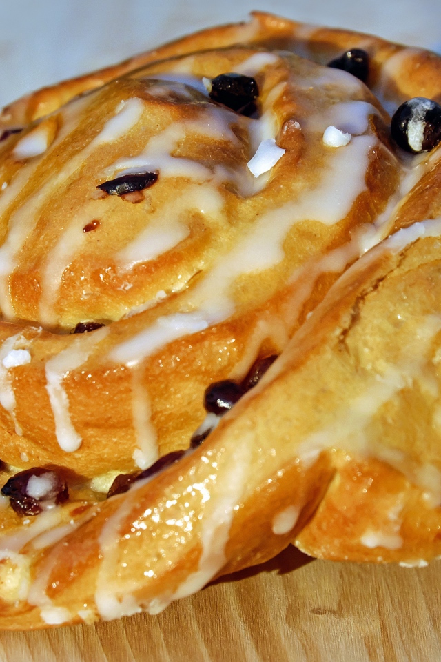 Свежая булочка с изюмом в сахарной глазури