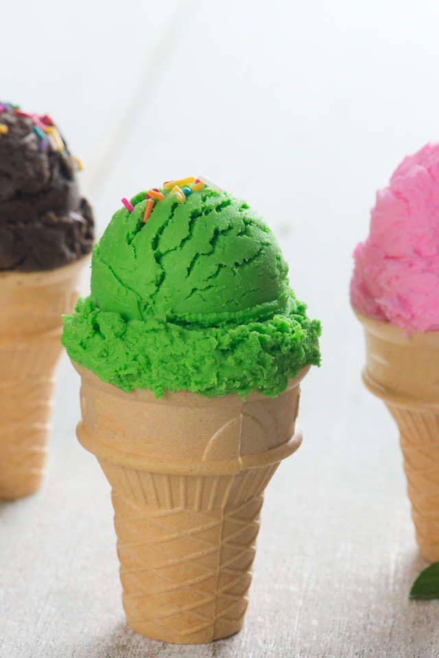 Фруктовое и шоколадное мороженое в вафельных стаканчиках