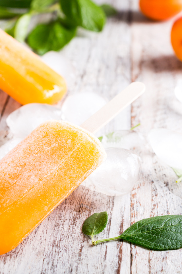 Фруктовое абрикосовое мороженое на палочке со льдом