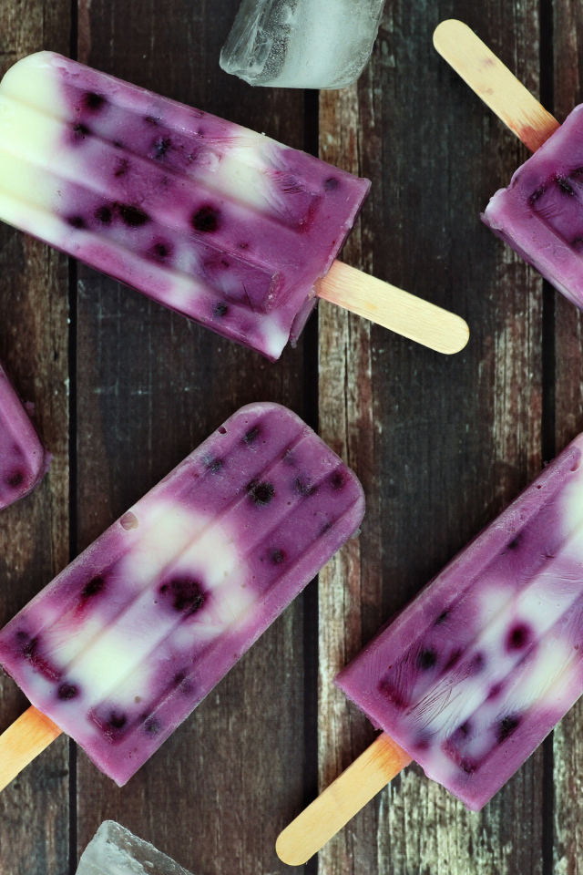 Фруктовое черничное мороженое на палочке с кусочками льда