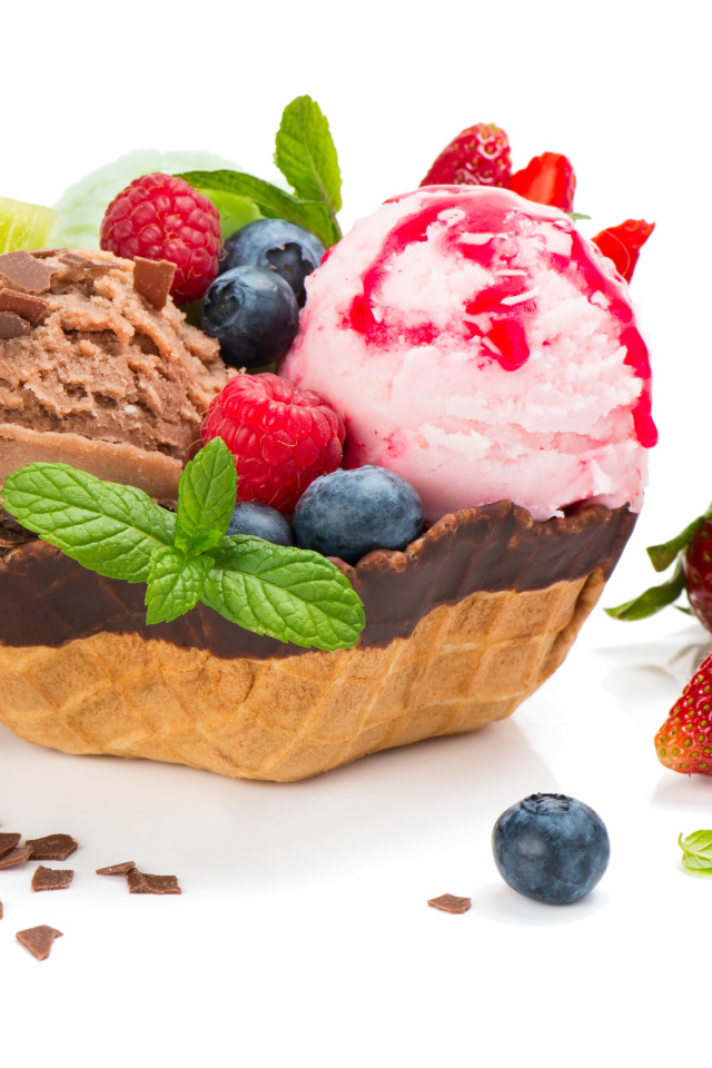 Шарики фруктового мороженого с вафельной корзинке со свежими ягодами