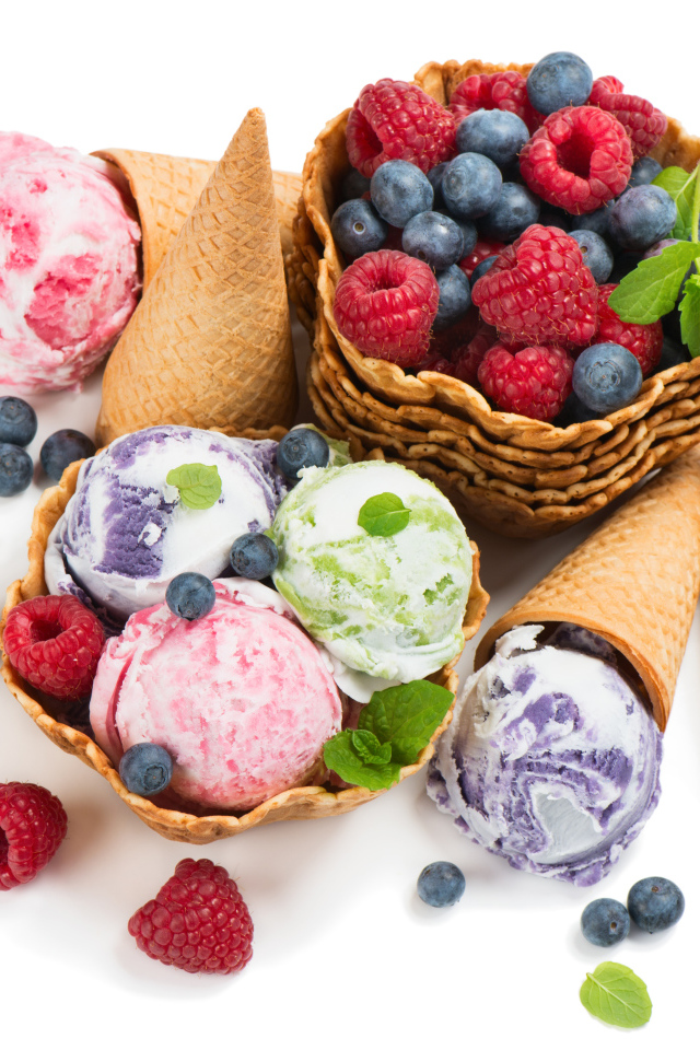 Шарики фруктового мороженого с ягодами и вафельными рожками