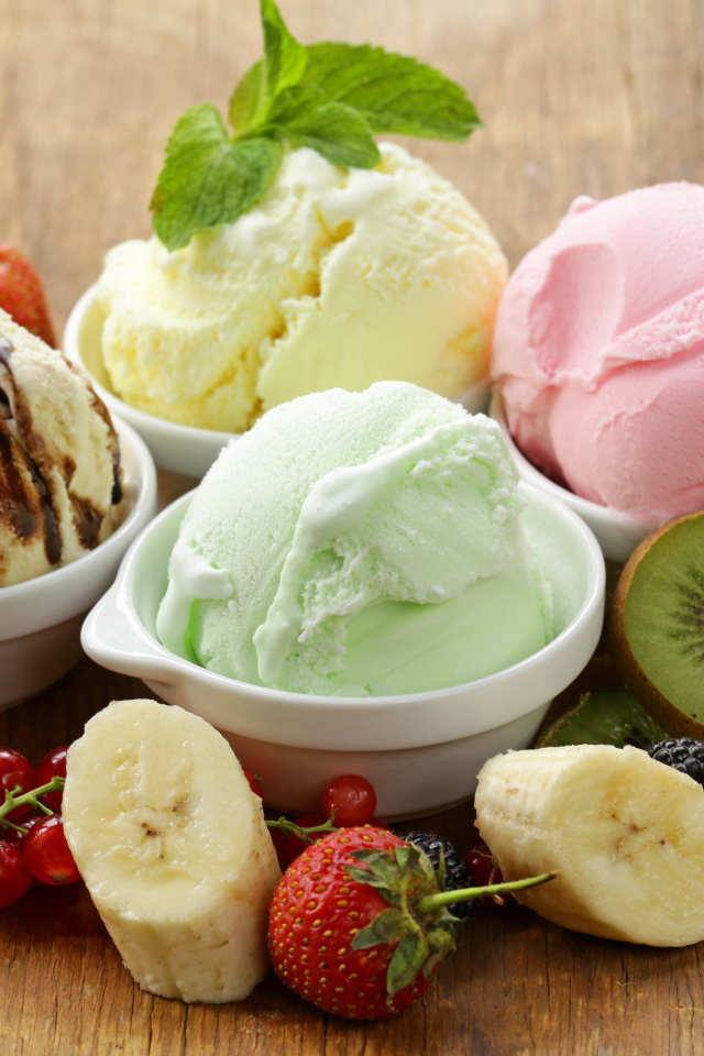 Шарики фруктового мороженого со свежими фруктами и ягодами