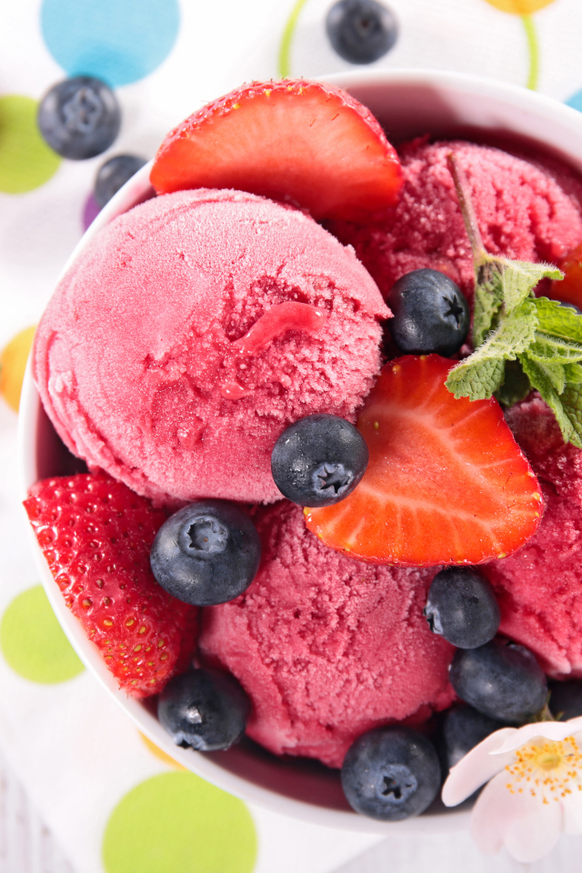Шарики фруктового мороженого со свежей клубникой и черникой