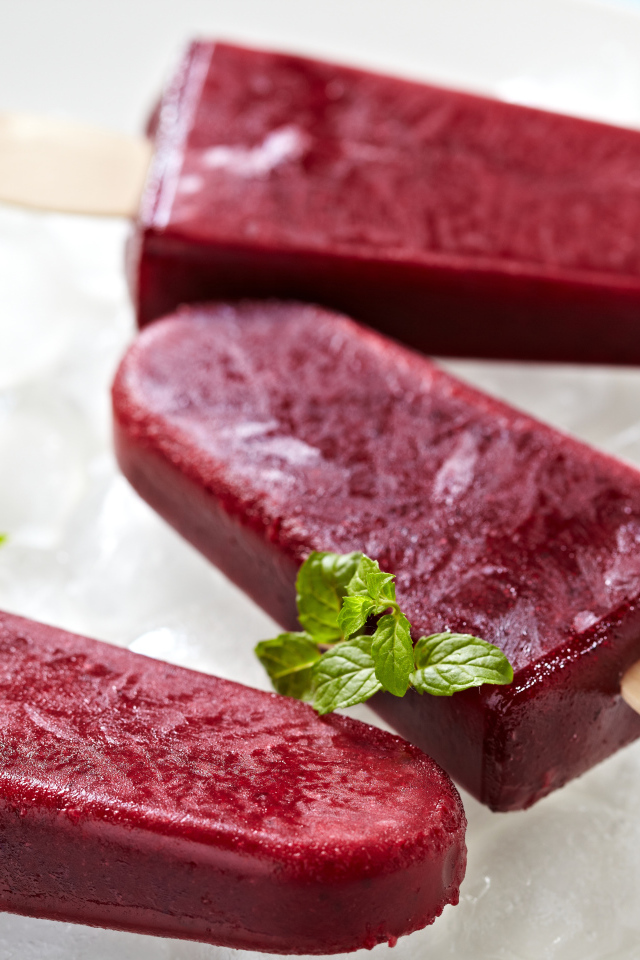 Фруктовое мороженое на палочке со свежей мятой