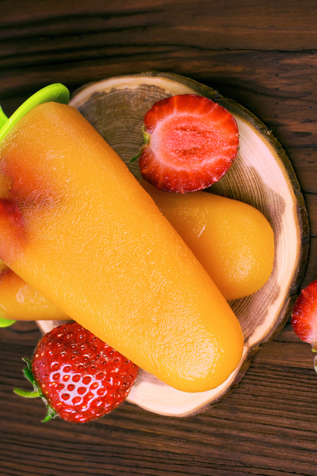 Фруктовое мороженое на палочке с клубникой