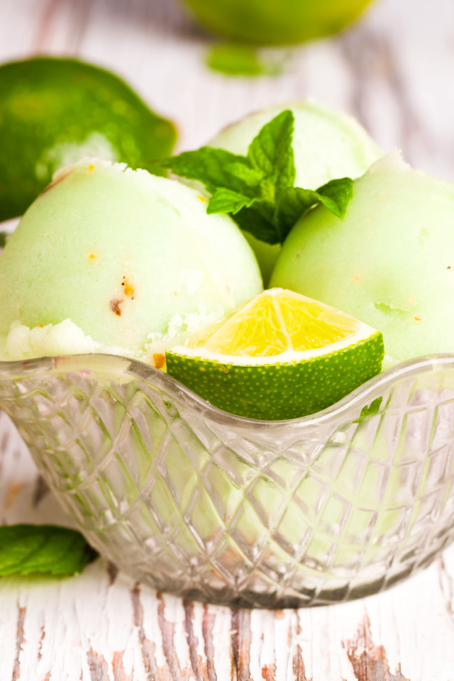Фруктовое мороженое с лаймом и мятой 
