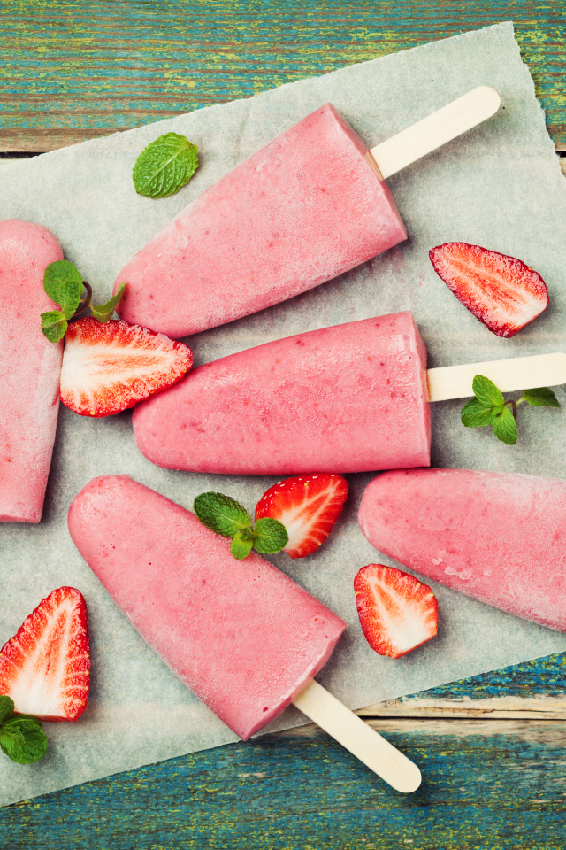 Фруктовое клубничное мороженое на палочке