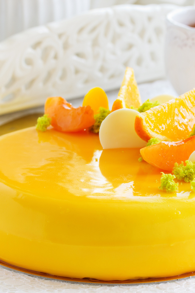 Глянцевый желтый торт с цитрусовыми