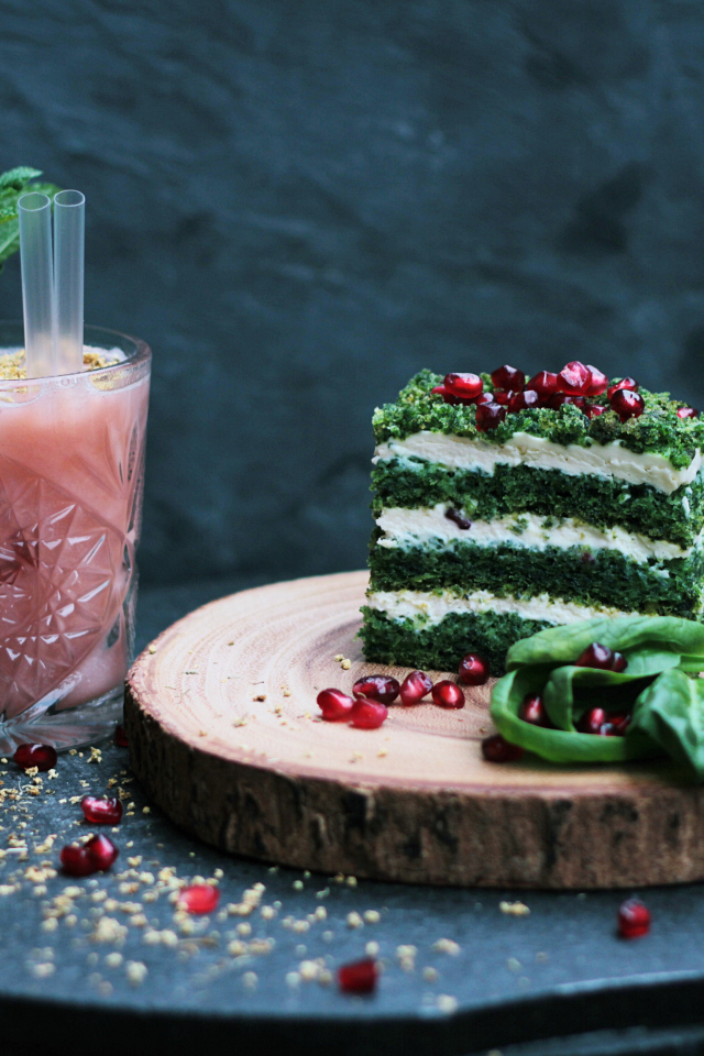 Зеленое мятное пирожное с коктейлем 