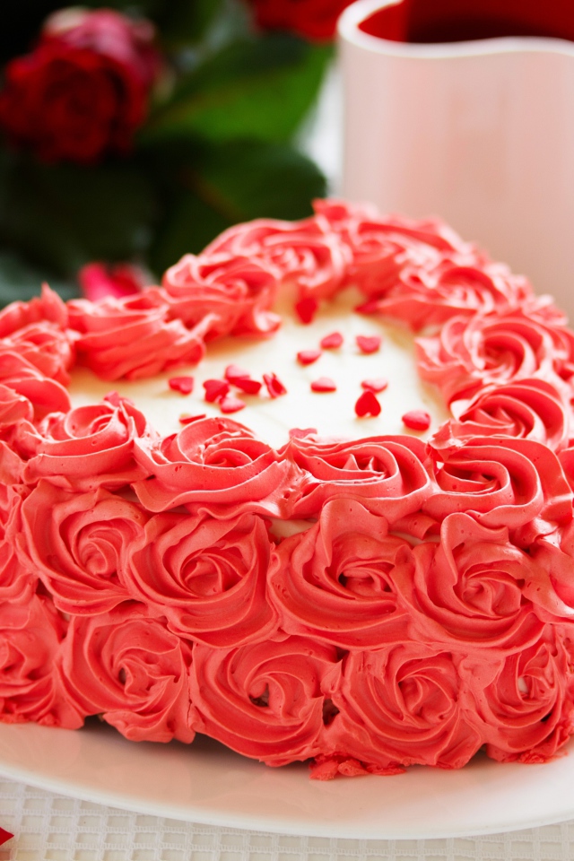 Торт сердце с кремовыми красными розами 