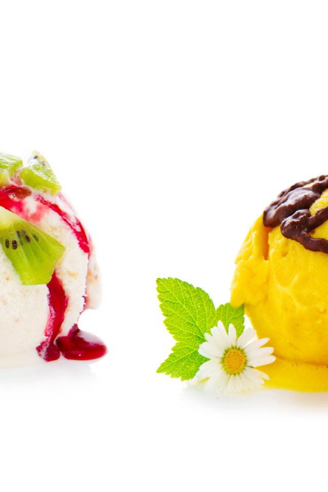 Шарики мороженого с киви и абрикосами на белом фоне