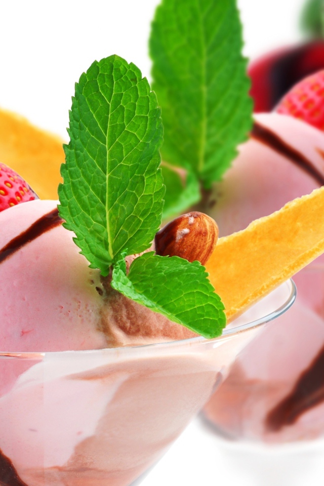 Шарики мороженого с ягодами клубники и листьями мяты