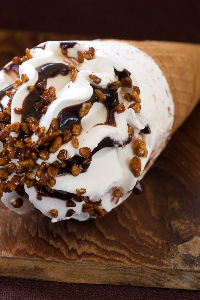 Мороженое рожок с шоколадом на разделочной доске