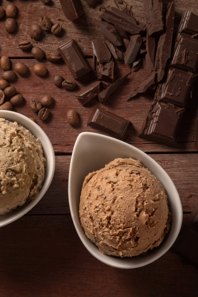 Мороженое с кофейными зернами и черным шоколадом