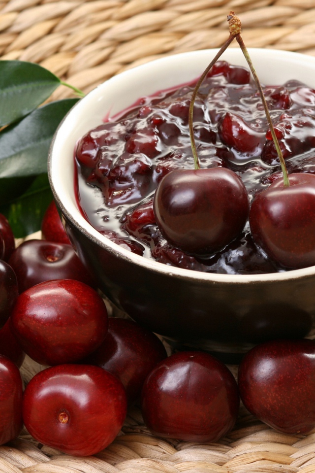 Варенье из красных черешен на столе 