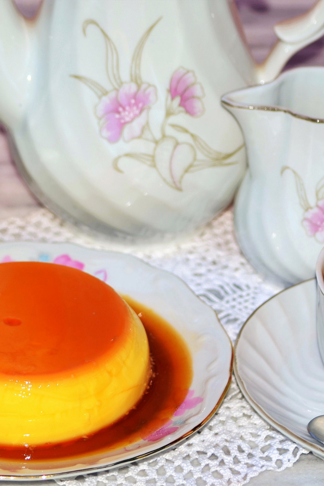 Желе на столе с кофе и сервизом на завтрак