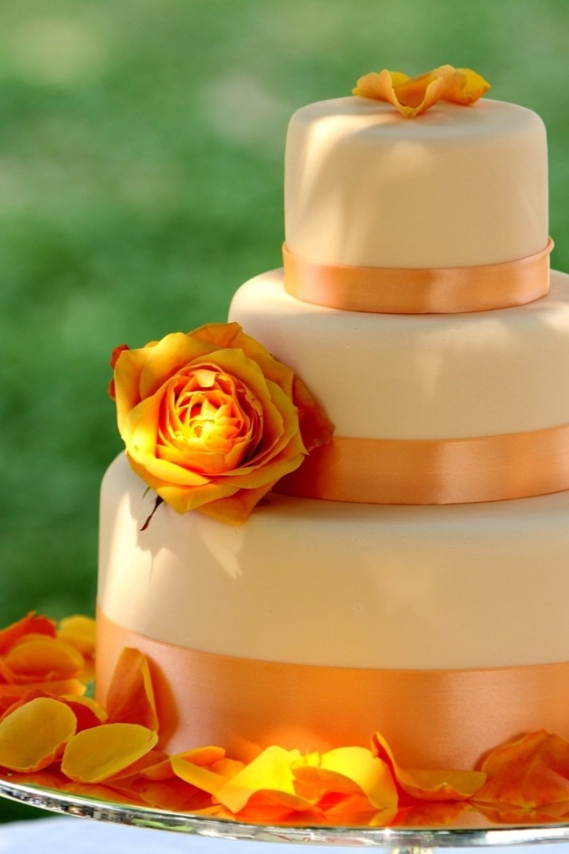 Большой многоярусный оранжевый свадебный торт с цветами