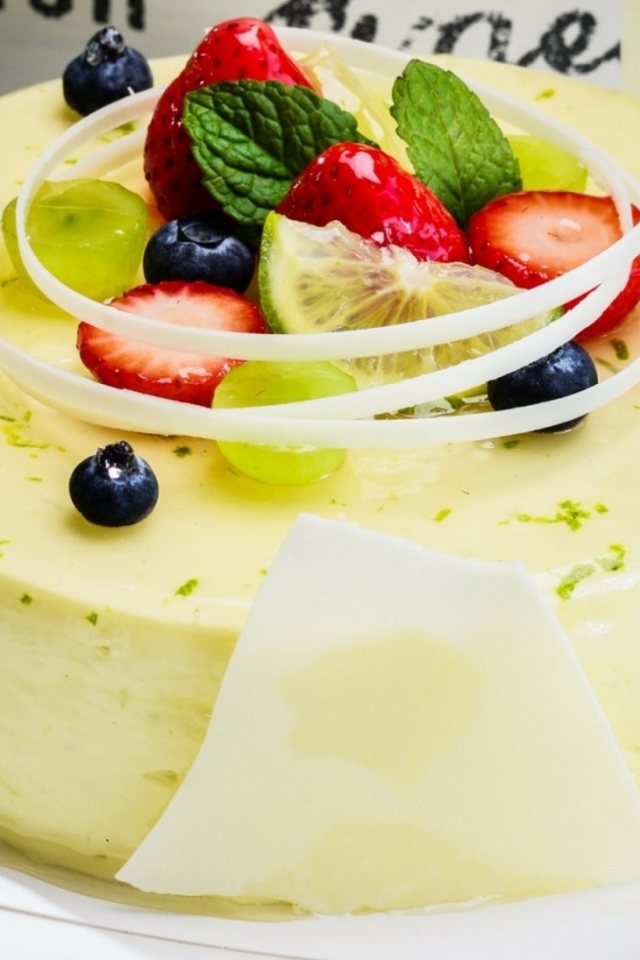 Лимонный торт со свежими фруктами 