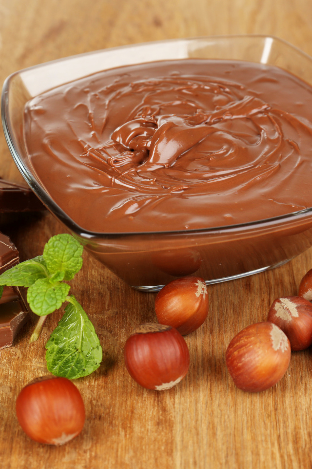 Молочный шоколад с лесными орехами