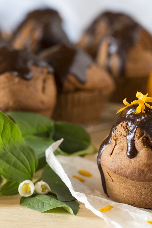 Маффины с шоколадом на столе с белыми цветами жасмина 