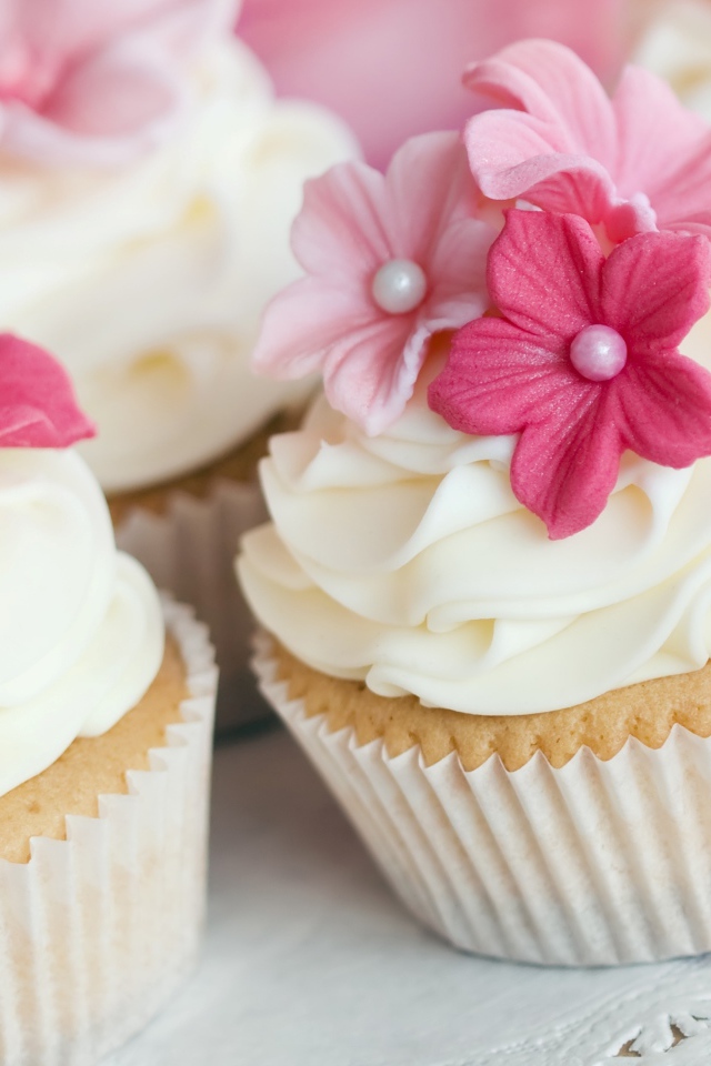 Маффины с кремом и розовыми цветами из сахара