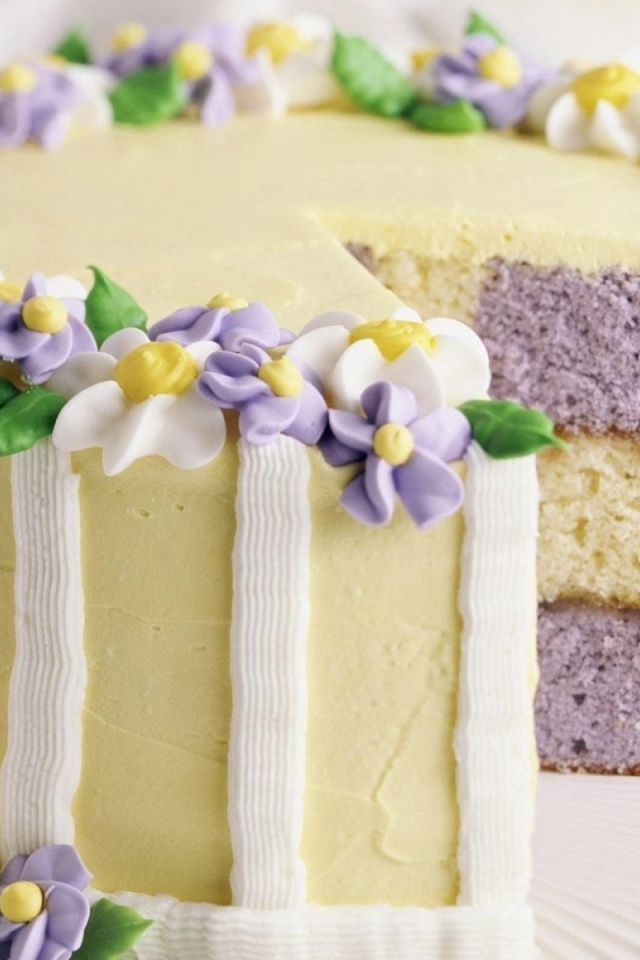 Разноцветный торт украшенный цветами из крема